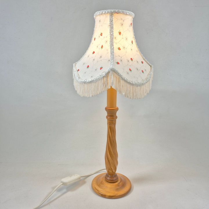 Vintage bordslampa med franskärm och rosor