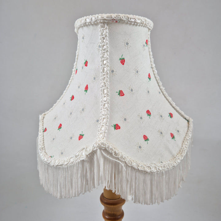 Vintage bordslampa med franskärm och rosor