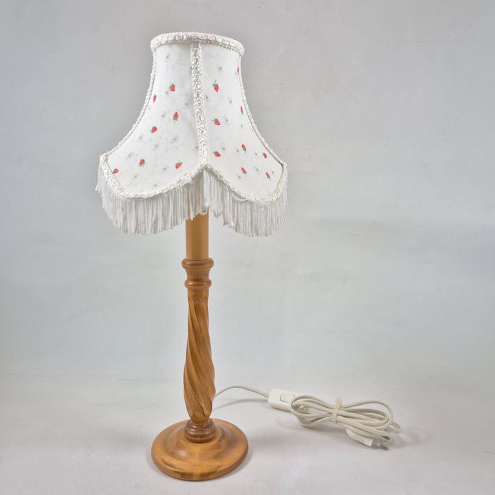 Vintage bordslampa med franskärm och rosor