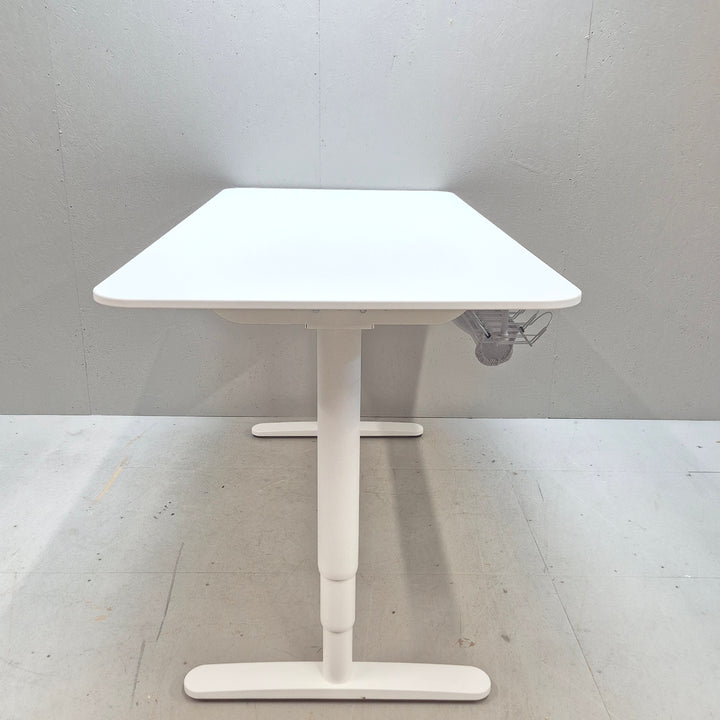 IKEA BEKANT höj-och sänkbart skrivbord i vitt