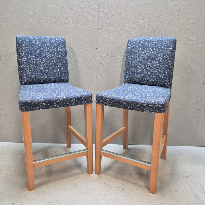 Retro köksstolar i trä med mönstrad klädsel