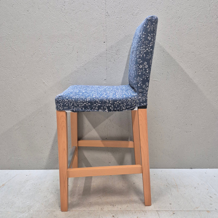 Retro köksstolar i trä med mönstrad klädsel