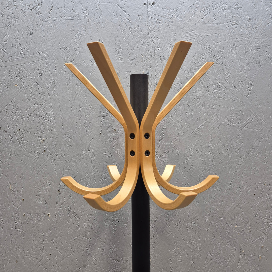 Minimalistisk klädhängare i trä och metall