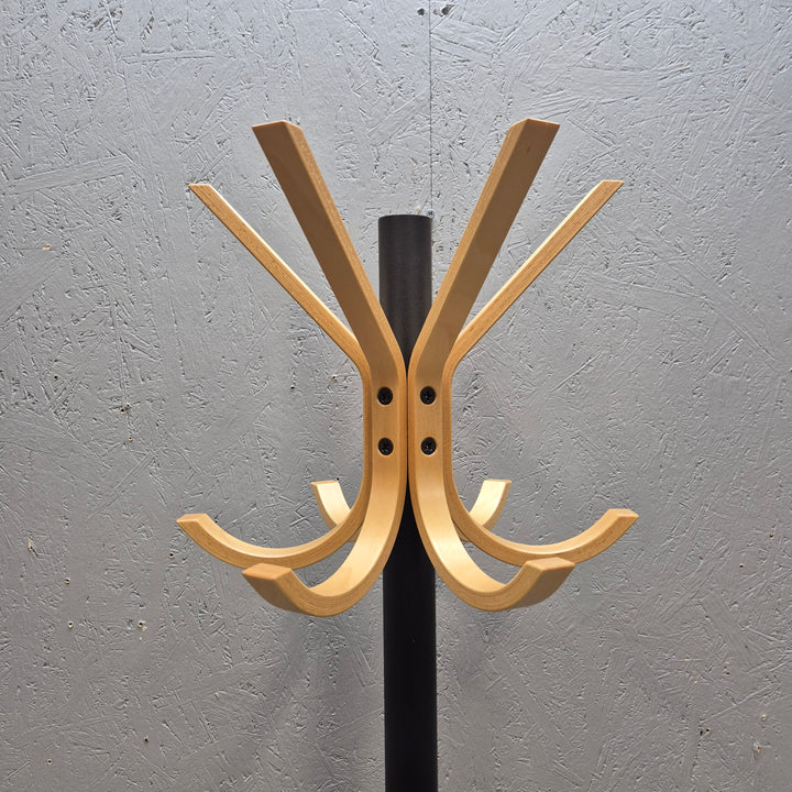 Minimalistisk klädhängare i trä och metall