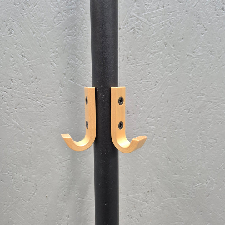 Minimalistisk klädhängare i trä och metall