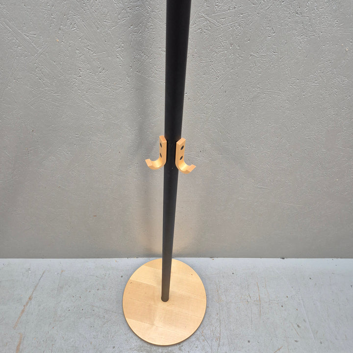 Minimalistisk klädhängare i trä och metall