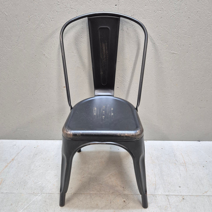 Retro industriella metallstolar i slitstark design