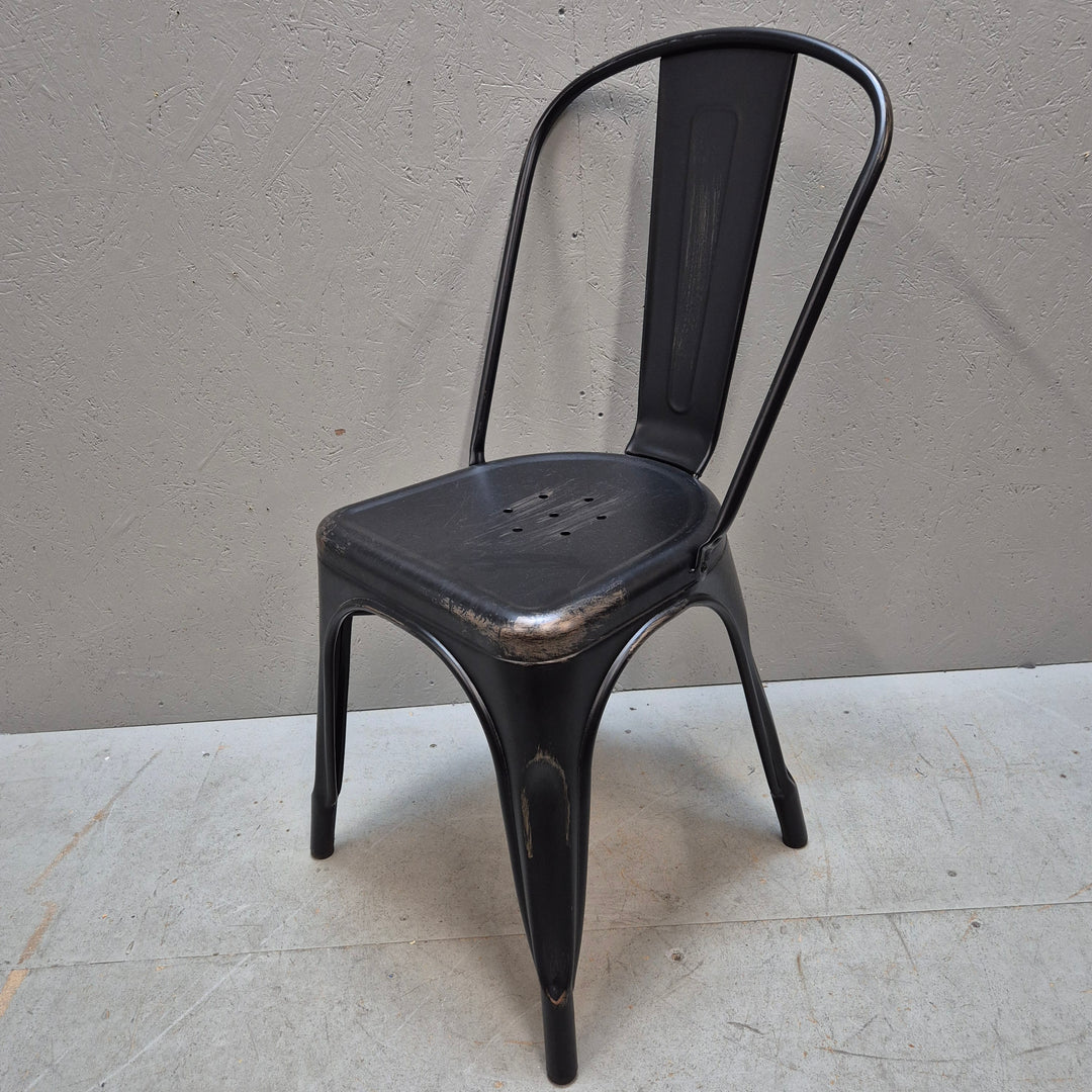 Retro industriella metallstolar i slitstark design