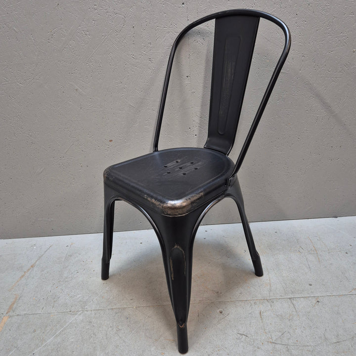 Retro industriella metallstolar i slitstark design
