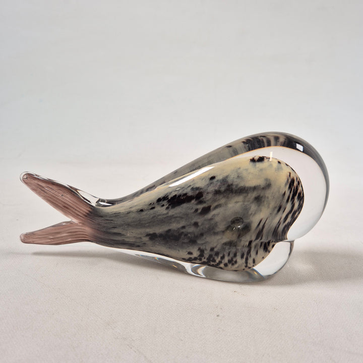 Elegant glasfigur formad som val