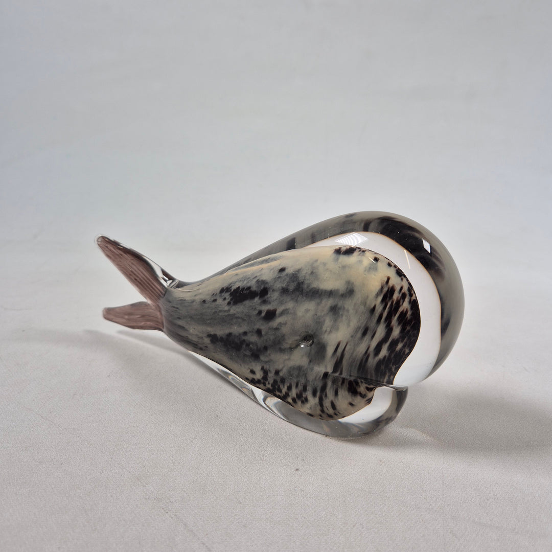 Elegant glasfigur formad som val