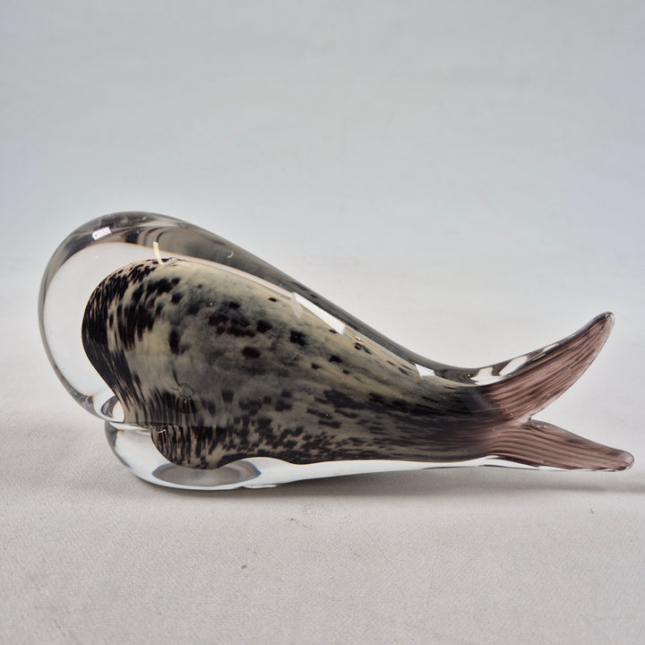 Elegant glasfigur formad som val