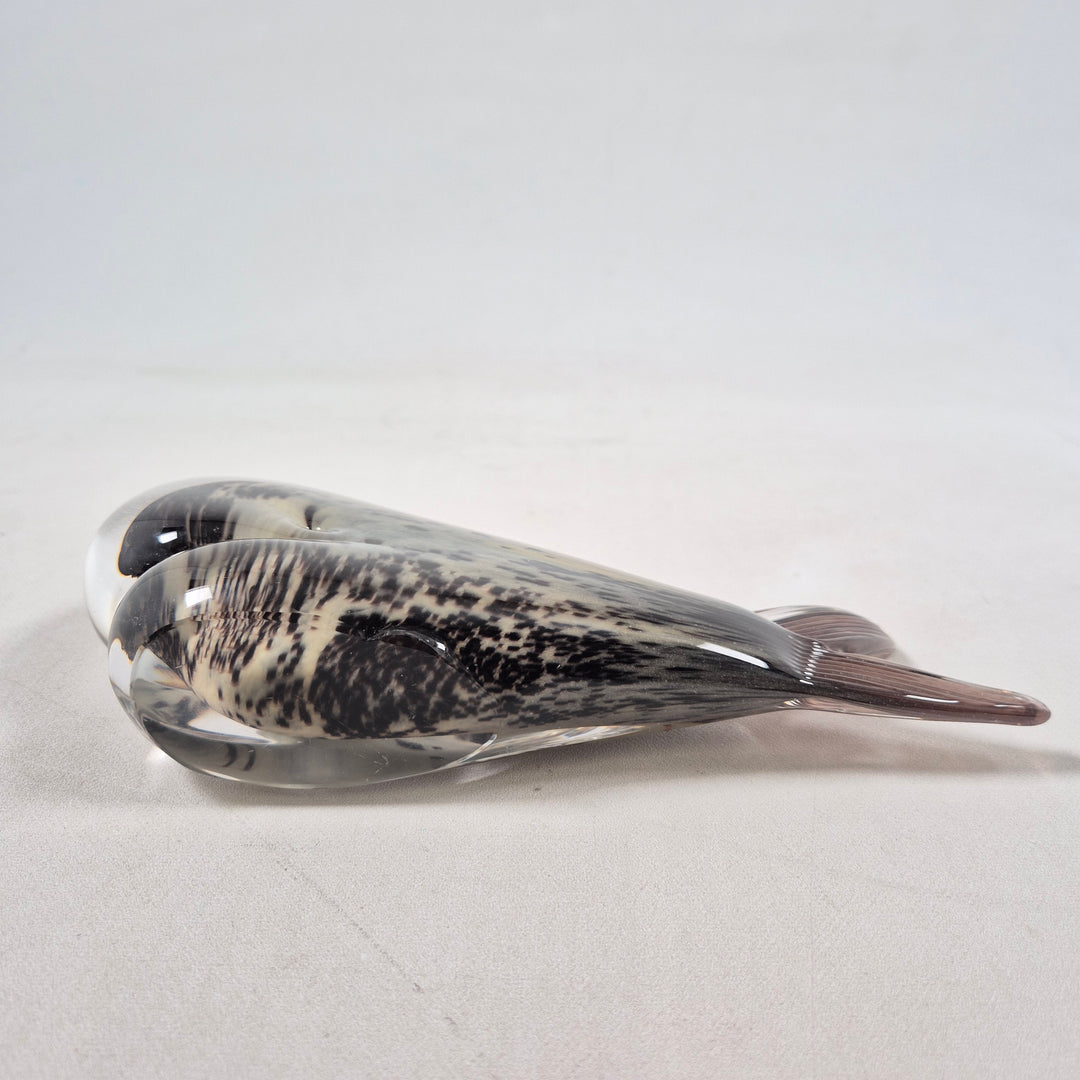 Elegant glasfigur formad som val