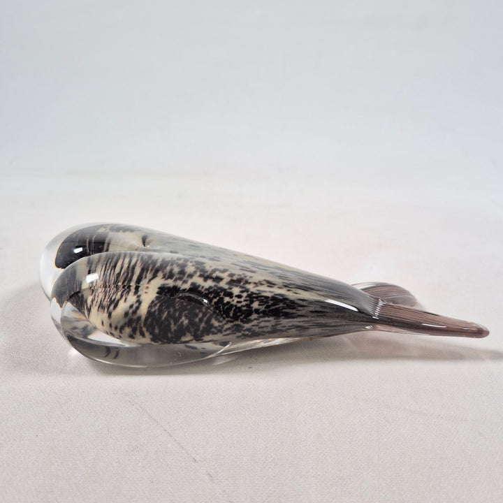 Elegant glasfigur formad som val