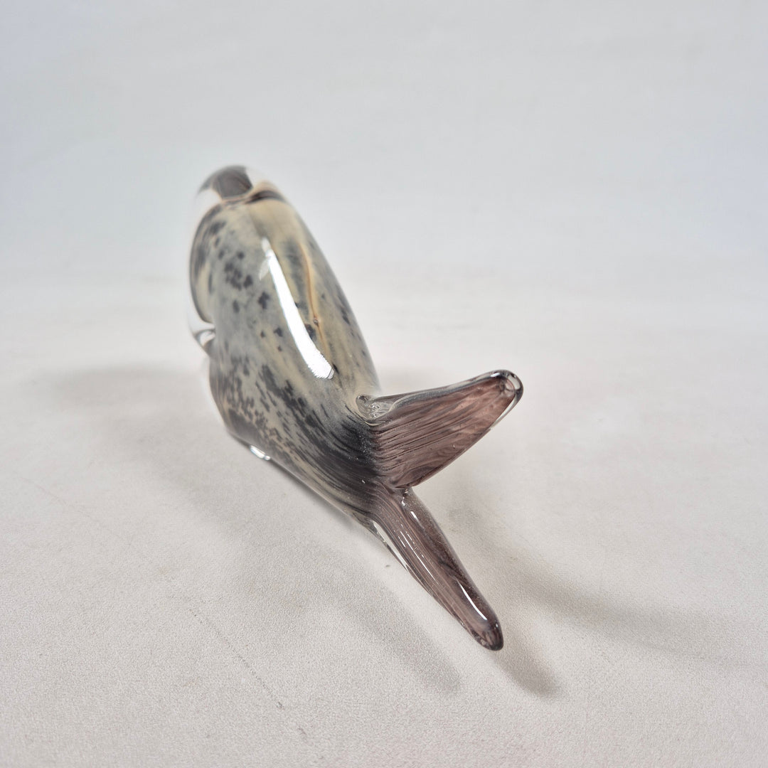 Elegant glasfigur formad som val