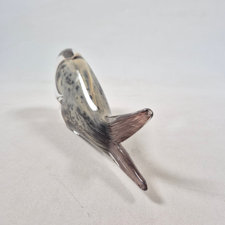 Elegant glasfigur formad som val