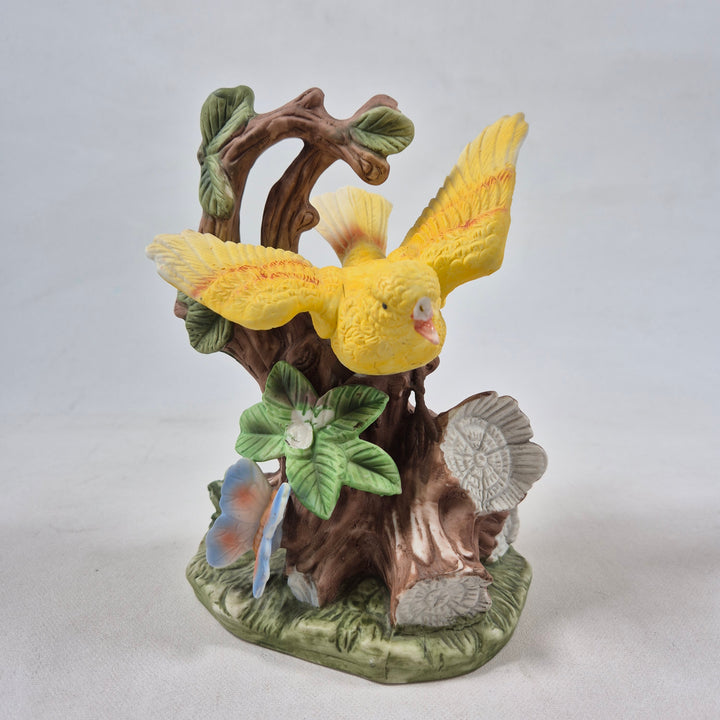 Retro keramikfigur med färgglada papegojor