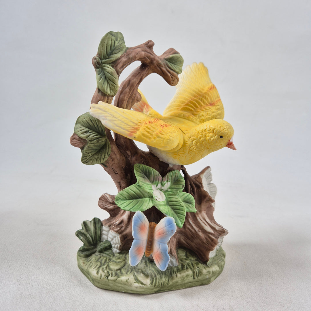 Retro keramikfigur med färgglada papegojor