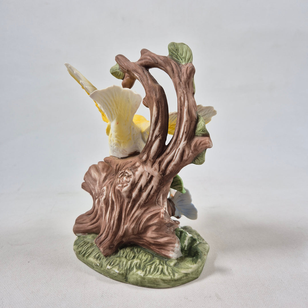 Retro keramikfigur med färgglada papegojor