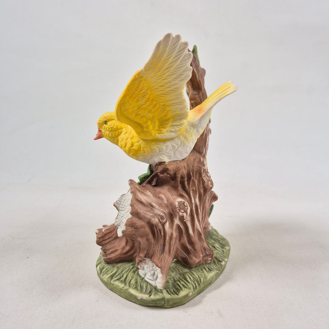 Retro keramikfigur med färgglada papegojor