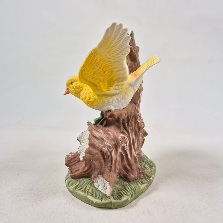 Retro keramikfigur med färgglada papegojor