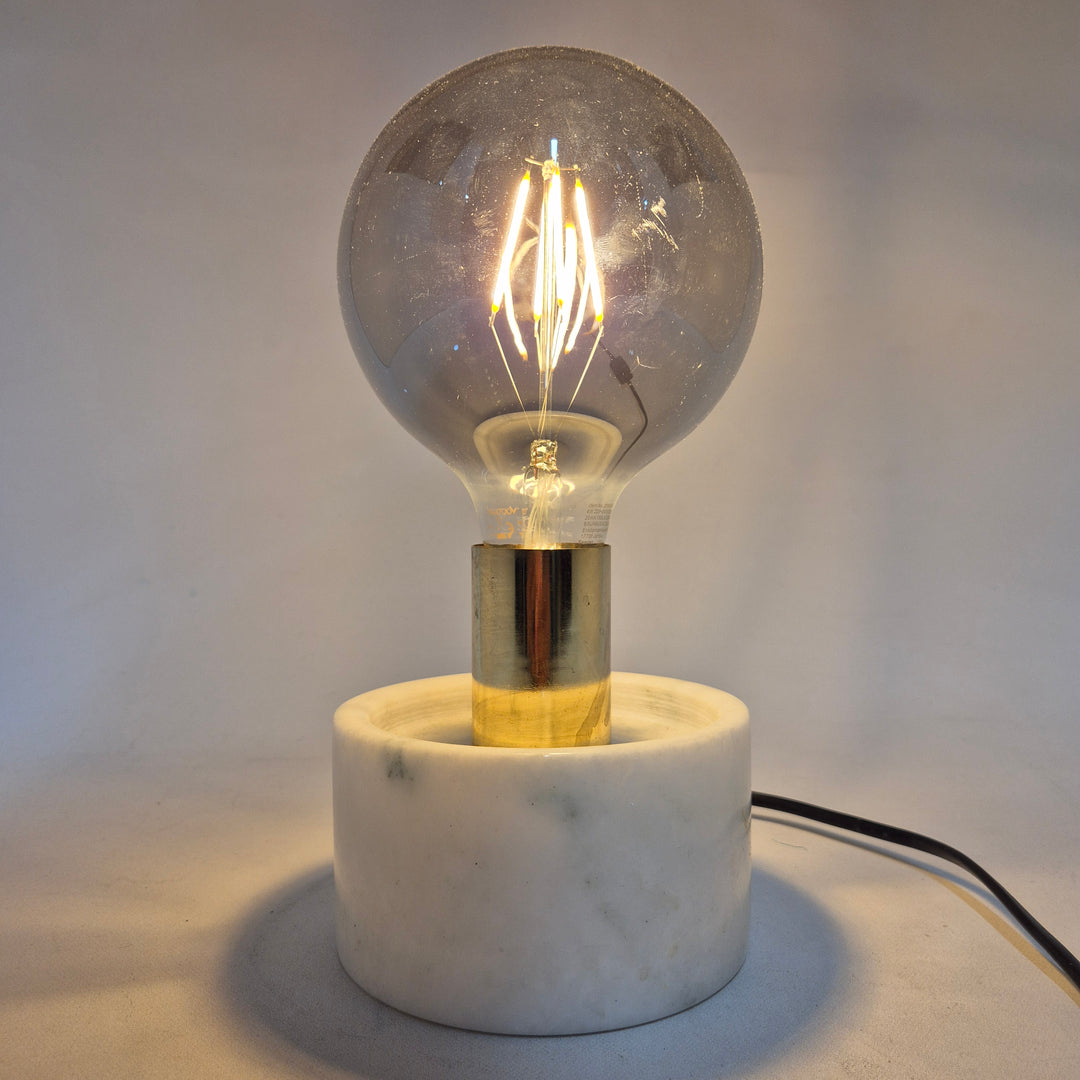 Elegant marmorbordslampa med mässingdetaljer