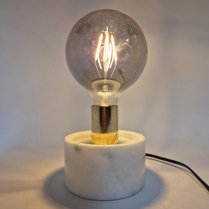 Elegant marmorbordslampa med mässingdetaljer