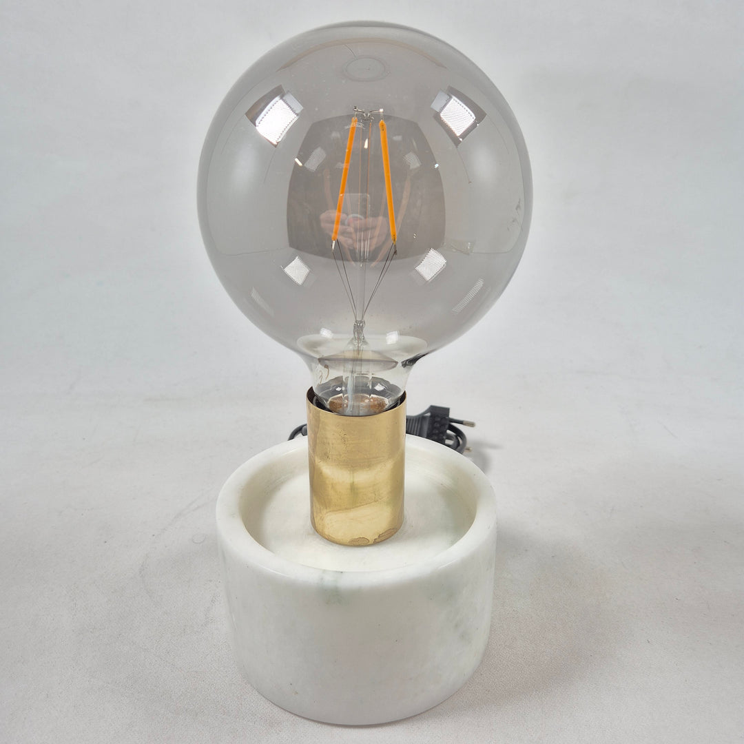 Elegant marmorbordslampa med mässingdetaljer