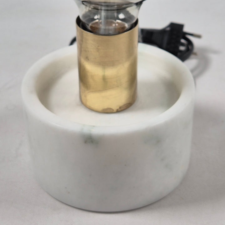 Elegant marmorbordslampa med mässingdetaljer