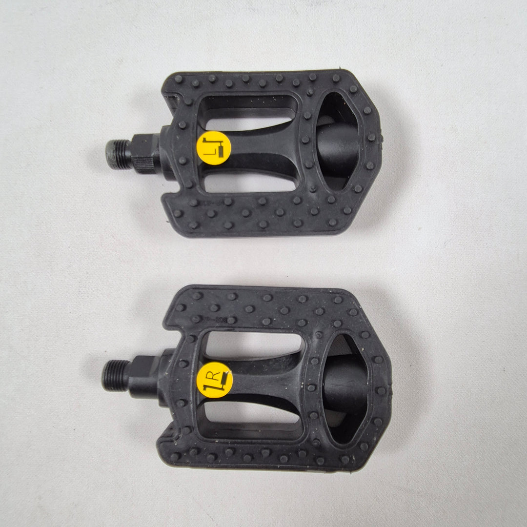 Begagnade robusta cykelpedaler i hållbar plast