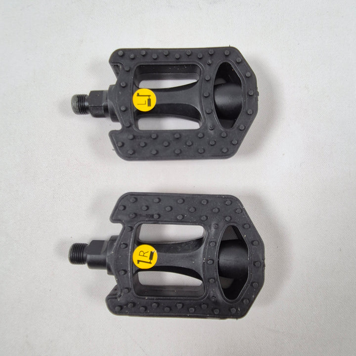 Begagnade robusta cykelpedaler i hållbar plast