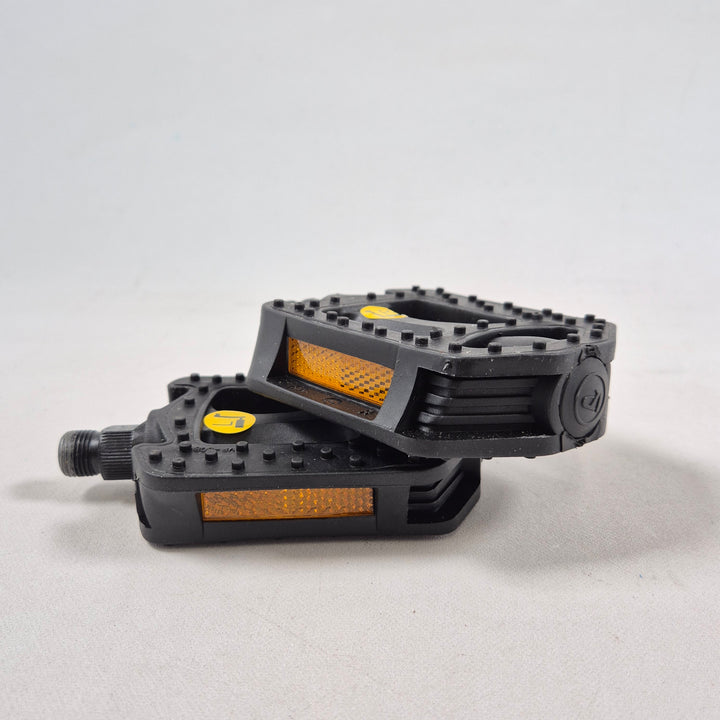 Begagnade robusta cykelpedaler i hållbar plast