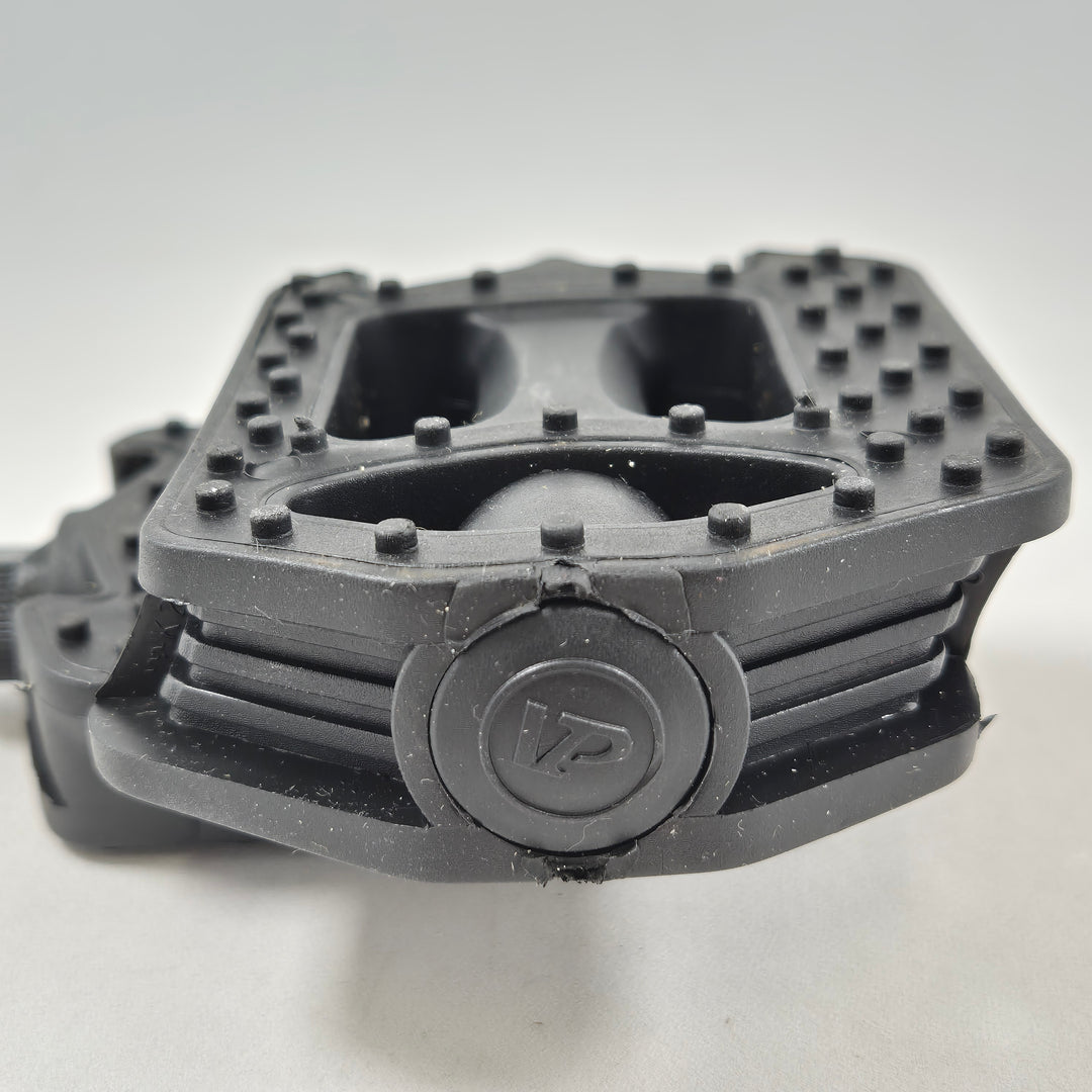 Begagnade robusta cykelpedaler i hållbar plast