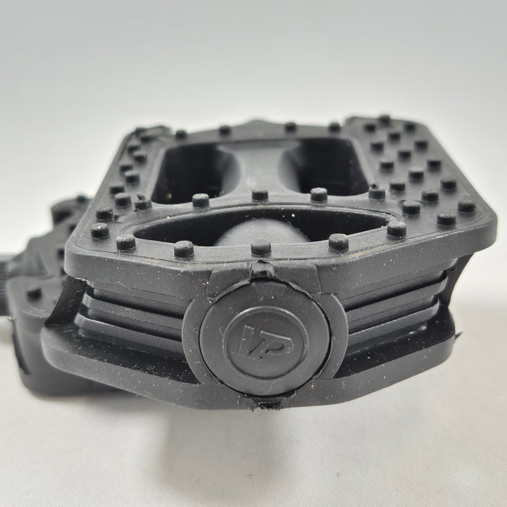 Begagnade robusta cykelpedaler i hållbar plast