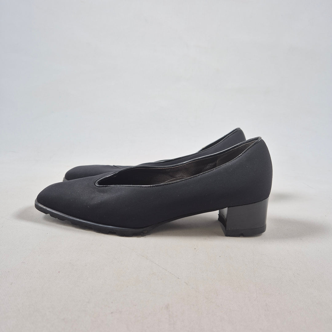 Klassiska svarta läderpumps i stl 37½