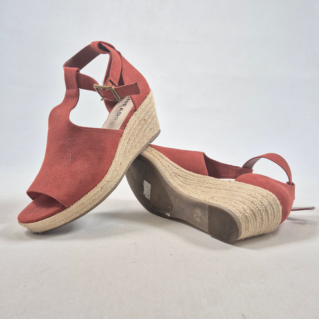 Röda kilklackar LINEAR of Sweden storlek 37