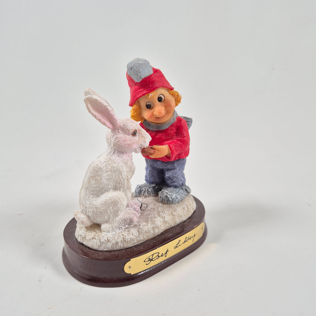 Retro figurin pojke med kanin Betty Lebey