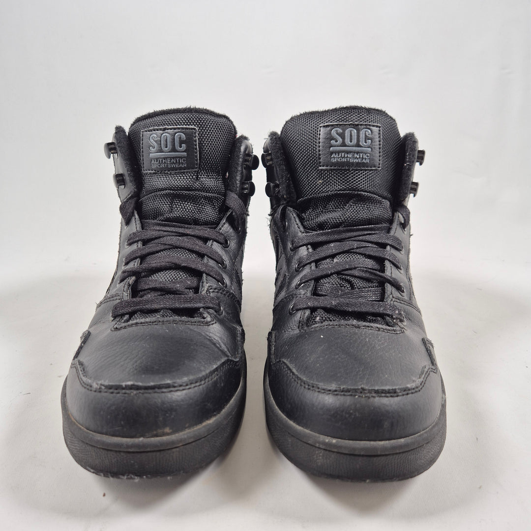 Eleganta svarta sneakers från SOC i läderlook