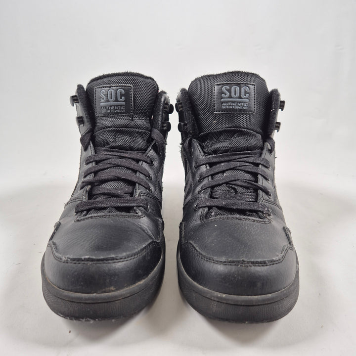 Eleganta svarta sneakers från SOC i läderlook