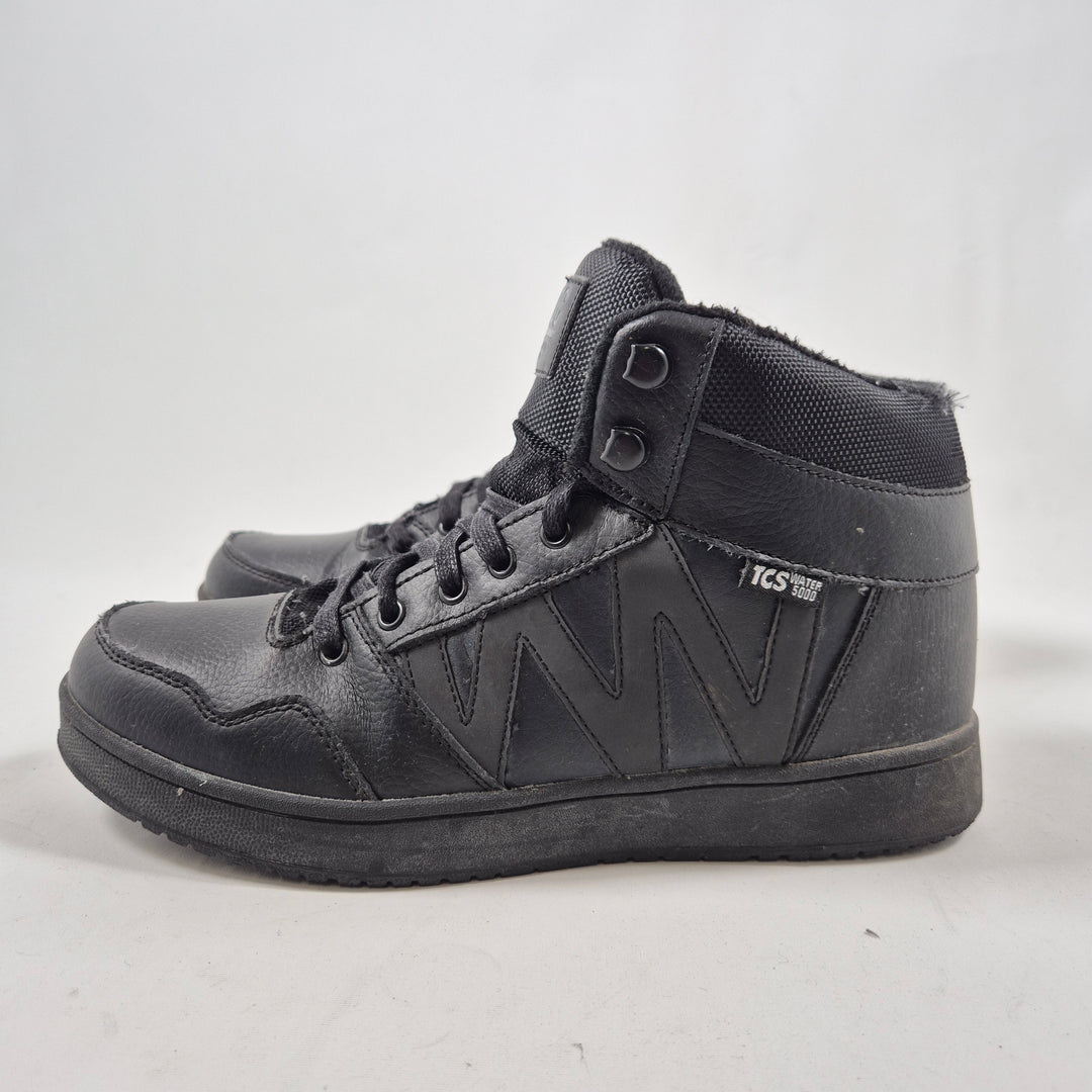 Eleganta svarta sneakers från SOC i läderlook