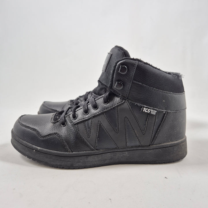 Eleganta svarta sneakers från SOC i läderlook