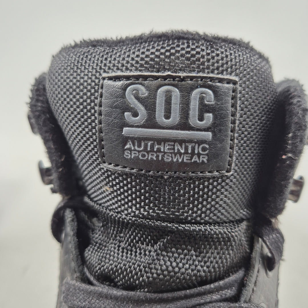 Eleganta svarta sneakers från SOC i läderlook