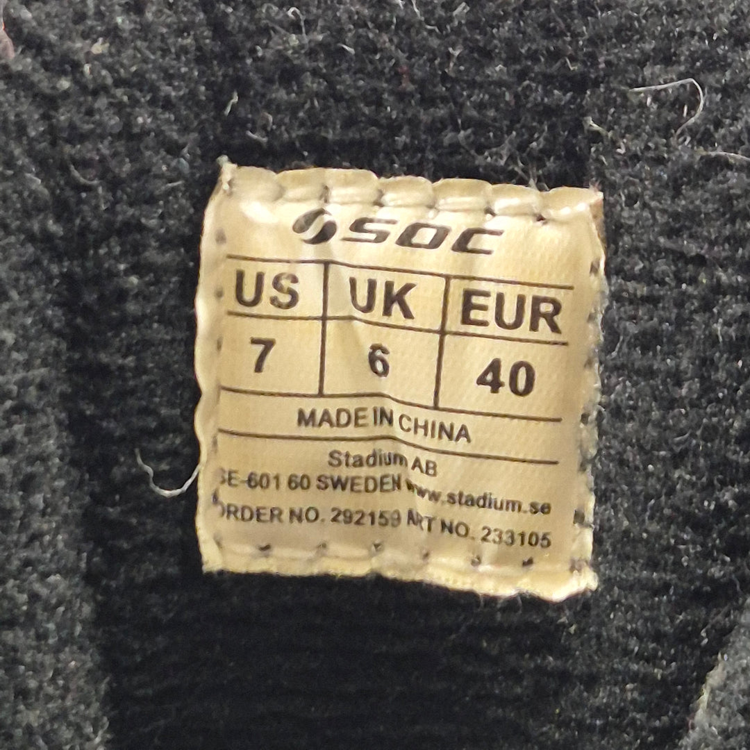 Eleganta svarta sneakers från SOC i läderlook