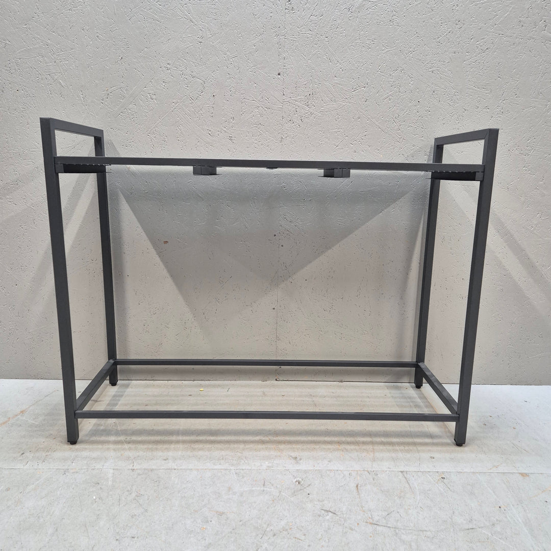 Industriellt sidobord i metall och trä