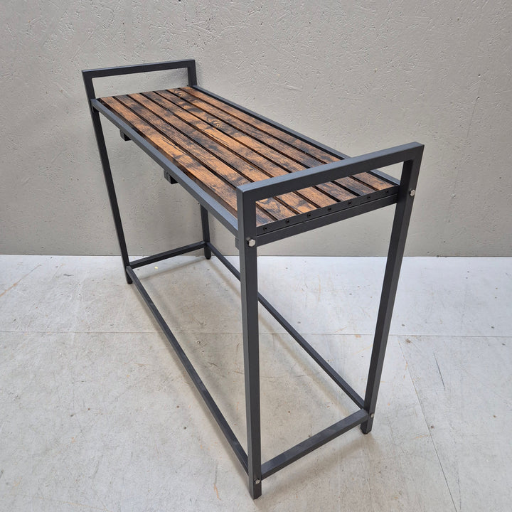 Industriellt sidobord i metall och trä