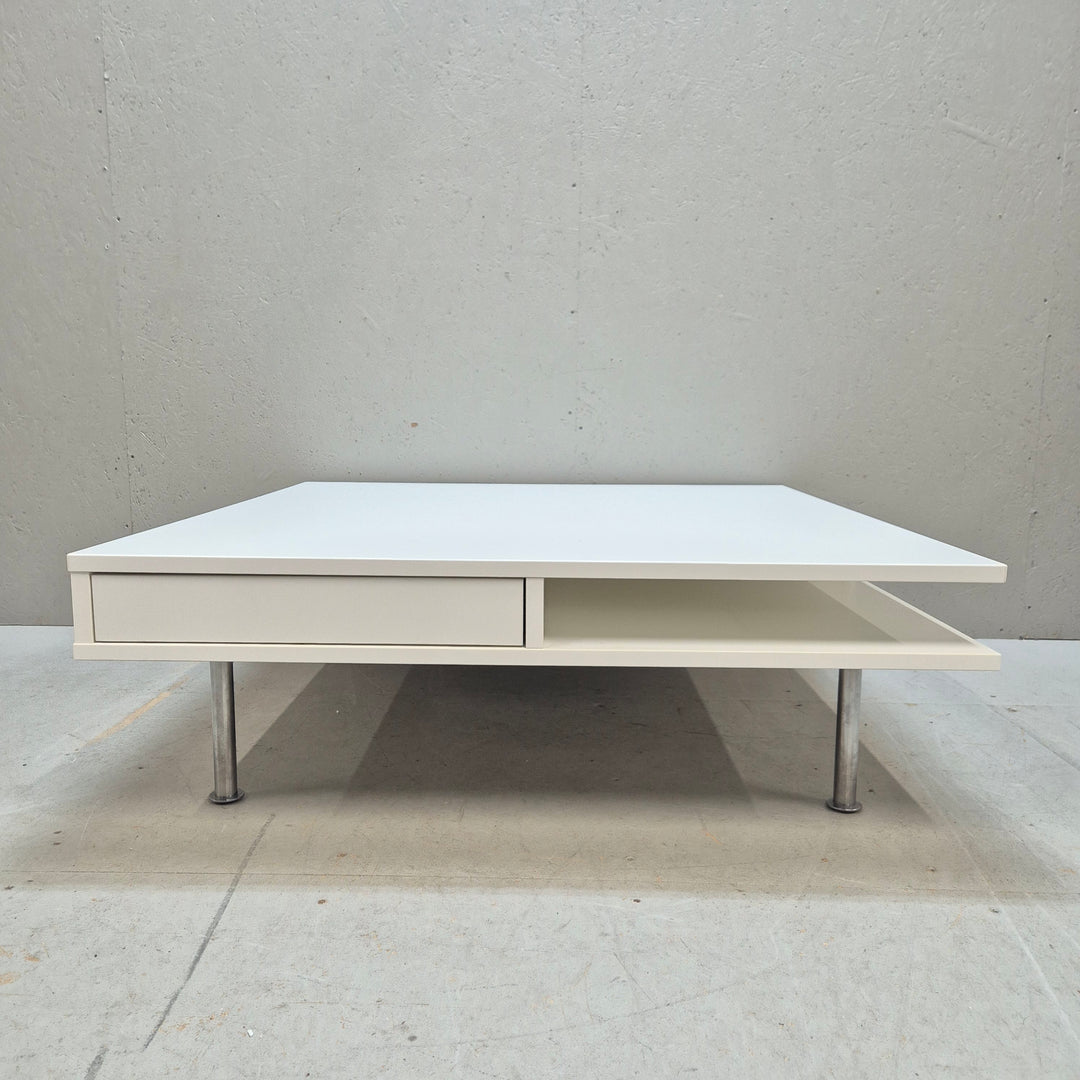 Minimalistiskt vitt soffbord med metallben