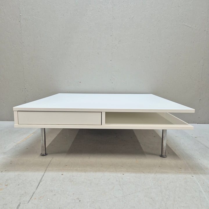Minimalistiskt vitt soffbord med metallben