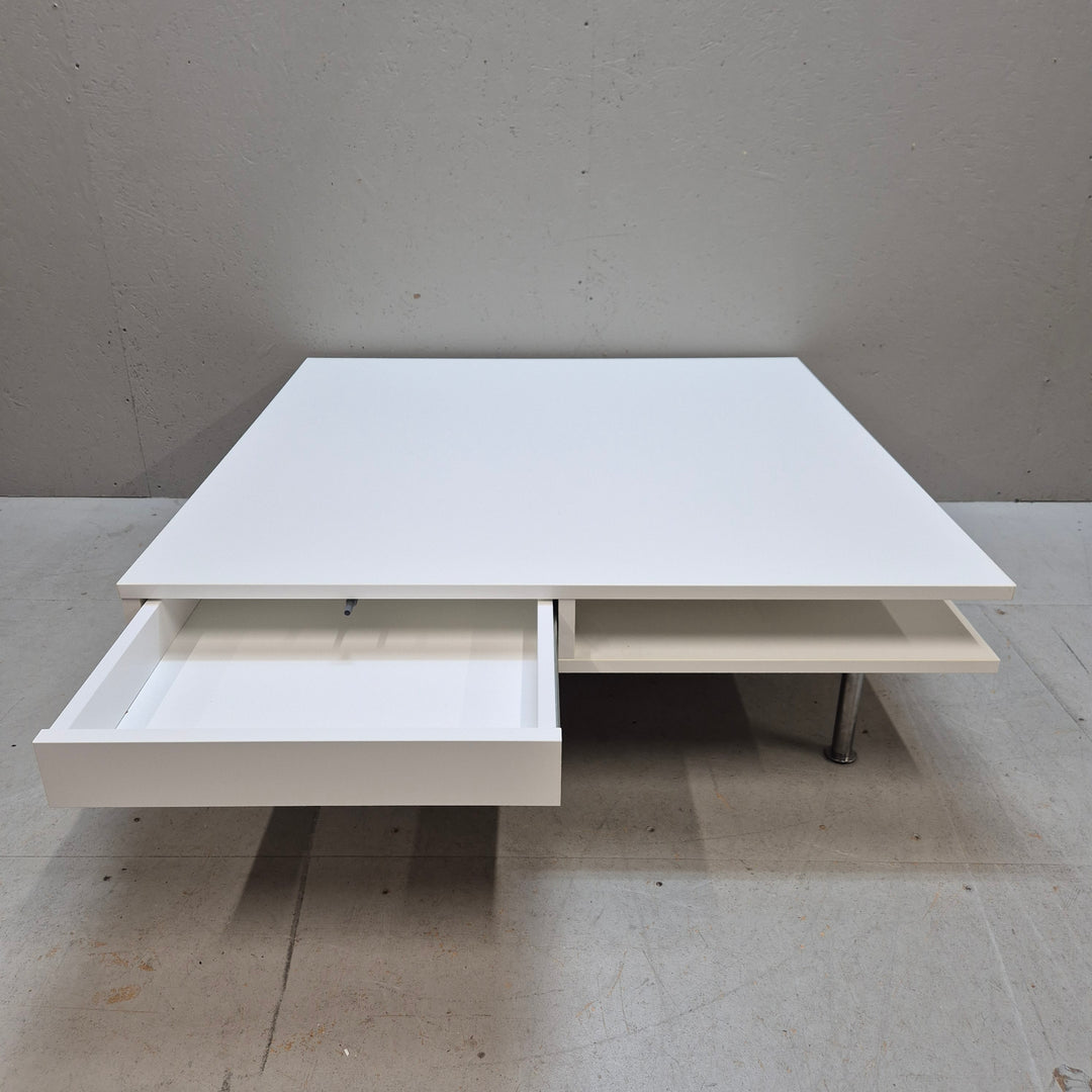 Minimalistiskt vitt soffbord med metallben