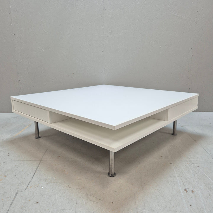 Minimalistiskt vitt soffbord med metallben