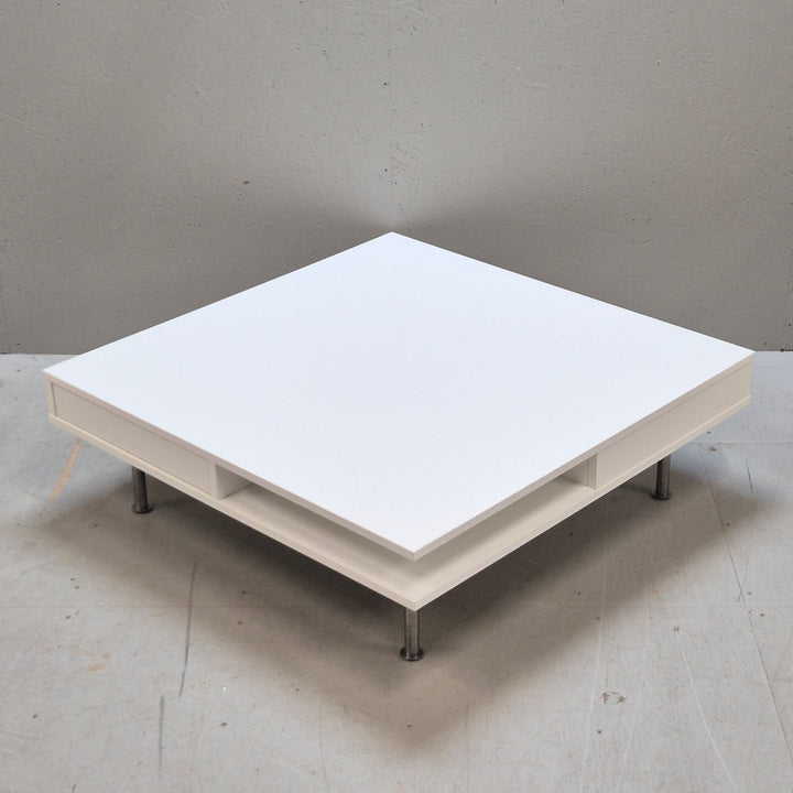 Minimalistiskt vitt soffbord med metallben